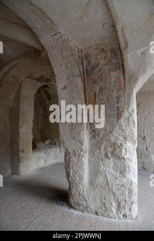 Die Ruinen und Fresken der Felskirche Santo Spirito im Herzen von Matera. Matera ist eine Stadt, die sich an einem felsigen Felsvorsprung befindet. Das sogenannte Gebiet Stockfoto