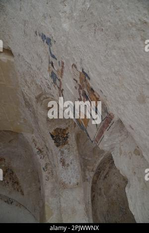 Die Ruinen und Fresken der Felskirche Santo Spirito im Herzen von Matera. Matera ist eine Stadt, die sich an einem felsigen Felsvorsprung befindet. Das sogenannte Gebiet Stockfoto