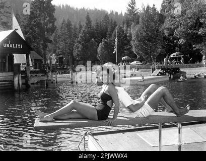 ELIZABETH TAYLOR und MONTGOMERY CLIFT in EINEM PLATZ IN DER SONNE 1951 Regisseur/Produzent GEORGE STEVENS aus dem Roman eine amerikanische Tragödie von Theodore Dreiser Musik Franz Waxman Kostümdesign Edith Head Paramount Pictures Stockfoto