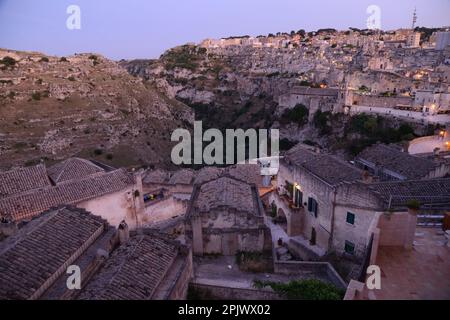 Bei Nacht lassen sich Licht und Blick auf Matera sehen. Matera ist eine Stadt, die sich an einem felsigen Felsvorsprung befindet. Die sogenannte Gegend der Sassi (Stones) ist ein Komplex Stockfoto