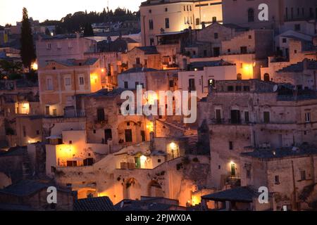 Bei Nacht lassen sich Licht und Blick auf Matera sehen. Matera ist eine Stadt, die sich an einem felsigen Felsvorsprung befindet. Die sogenannte Gegend der Sassi (Stones) ist ein Komplex Stockfoto