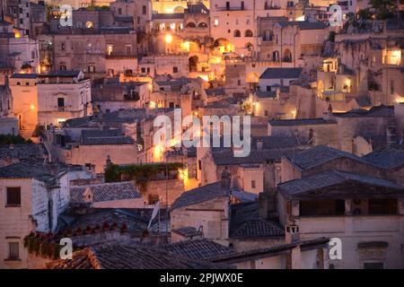 Bei Nacht lassen sich Licht und Blick auf Matera sehen. Matera ist eine Stadt, die sich an einem felsigen Felsvorsprung befindet. Die sogenannte Gegend der Sassi (Stones) ist ein Komplex Stockfoto