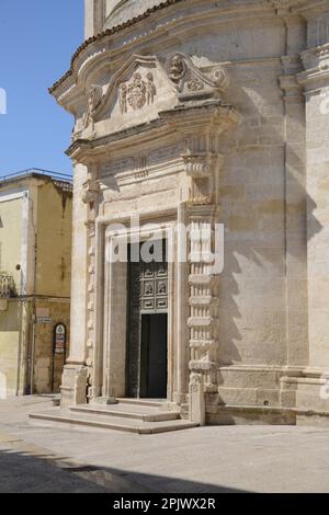 Chiesa del Purgatorio mit geschnitzten Steinschädeln in einer Kirche in Matera. Matera ist eine Stadt, die sich an einem felsigen Felsvorsprung befindet. Das sogenannte Gebiet der Sassi (St. Stockfoto