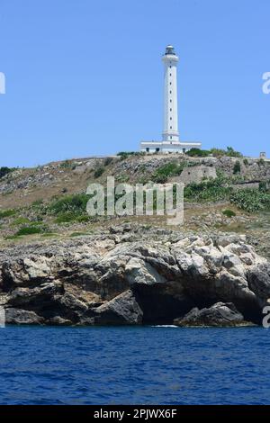 Der Leuchtturm Santa Maria di Leuca in Punta Meliso, der 1866 aktiviert wurde, ist 48 Meter hoch und befindet sich 102 Meter über dem Meeresspiegel. San Stockfoto