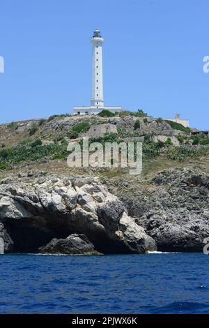 Der Leuchtturm Santa Maria di Leuca in Punta Meliso, der 1866 aktiviert wurde, ist 48 Meter hoch und befindet sich 102 Meter über dem Meeresspiegel. San Stockfoto