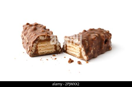 Zwei Hälften eines Schokoladenriegels gefüllt mit knusprigen Waffeln und Karamell isoliert auf weißem Hintergrund. Knusprige Schokoladenriegel. Stockfoto