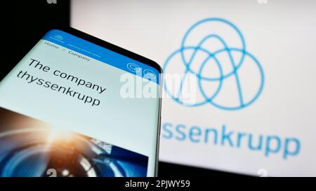 Mobiltelefon mit Webseite des deutschen Konzerns ThyssenKrupp AG auf dem Bildschirm vor dem Firmenlogo. Fokus auf oberer linker Seite des Telefondisplays. Stockfoto