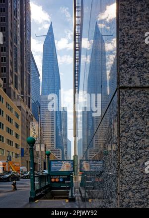 53 West 53. Street, einst bekannt als MoMA Tower, spiegelt sich im polierten Granit des Sheraton New York Times Square wider. Stockfoto