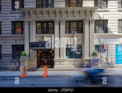 Windsor Court hat einen bescheidenen Eingang in die Beaux Arts-Kolonnade aus weißem Stein in der West 54. Street, gleich neben der Seventh Avenue in Midtown Manhattan. Stockfoto