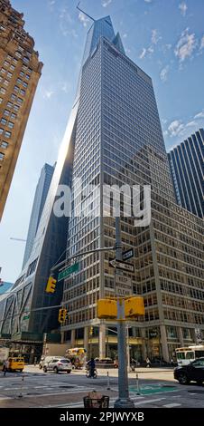 Residence 53 West 53, alias MoMA Tower, steht hinter der 1330 Avenue of the Americas, einem früheren Büro im internationalen Stil in Midtown Manhattan. Stockfoto