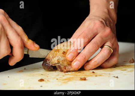 Zubereitung eines traditionellen Risottos in einer professionellen Küche. Das Risotto mit Holzhahn ist ein traditionelles Gericht der Jagdzeit. Stockfoto