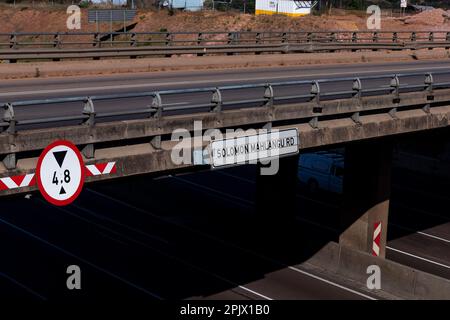 Straßenschilder in Richtung M10/Solomon Mahlangu Road in Pretoria East. Stockfoto