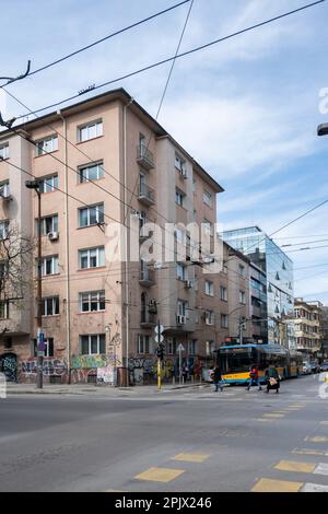 SOFIA, BULGARIEN - 31. MÄRZ 2023: Panoramablick auf die Rakovski-Straße in der Stadt Sofia, Bulgarien Stockfoto