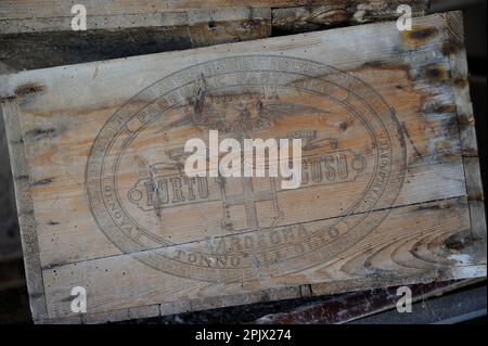 Die Tonnara auf der Insel Carloforte, alte Holzkisten für den Transport von Thunfischdosen, Sardinien, Italien, Europa Stockfoto