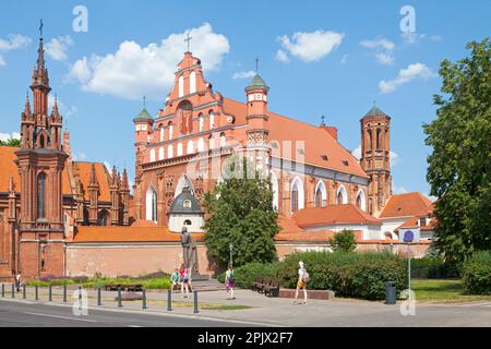 Vilnius, Litauen - April 14 2019: Die Kirche St. Francis und St. Bernard (auch bekannt als Bernardinenkirche) ist eine römisch-katholische Kirche in der Altstadt Stockfoto