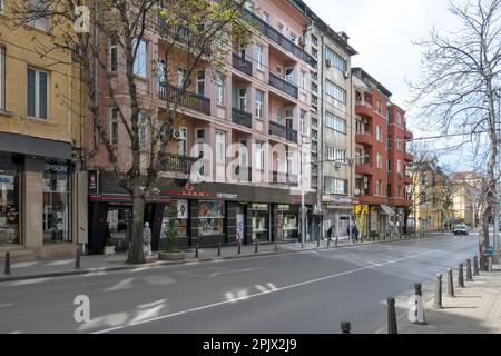 SOFIA, BULGARIEN - 31. MÄRZ 2023: Panoramablick auf die Rakovski-Straße in der Stadt Sofia, Bulgarien Stockfoto