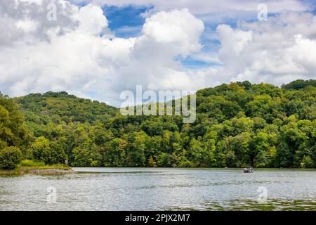 Kingsport, Tennessee, USA - 6. September 2022: Fischer auf einem Boot am Holston River im Warrior's Path State Park. Stockfoto