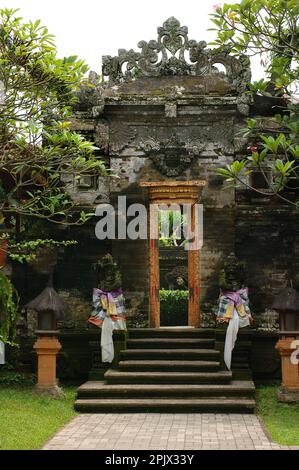 Der Palast von Ubud, offiziell Puri Saren Agung, ist ein historischer Gebäudekomplex in Ubud, Gianyar Regency von Bali, Indonesien. Stockfoto