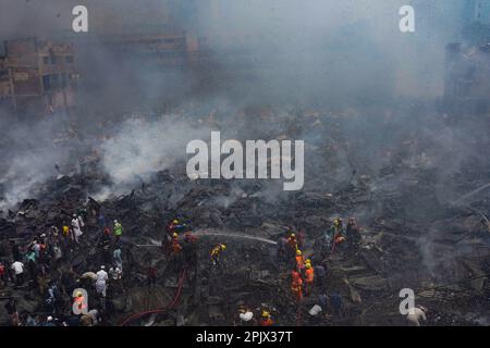 (ANMERKUNG DER REDAKTION: Bild mit einer Drohne aufgenommen) Luftaufnahme von Feuerwehrleuten, die versuchen, ein Feuer zu löschen, das in einem Bekleidungsmarkt in Dhaka ausbrach. Der Brand, der sich Anfang Dienstag in Dhakas Bangabazar Marknet ereignete, wurde nach über sechs Stunden hektischer Bemühungen unter Kontrolle gebracht. Geschäftsleute auf dem Gelände sagten, dass mindestens sechs Märkte in Bangabazar in Brand geraten seien. Davon gibt es nur den Bangabazar-Markt mit ca. 2.900 Geschäften und ca. 150.000 Personen, die dort arbeiten. Mindestens 48 Einheiten der Feuerwehr und des Zivilschutzes arbeiteten daran, das Feuer zu löschen. (Foto: Sultan Mahmud Mukut/SOPA Images/Sipa Stockfoto