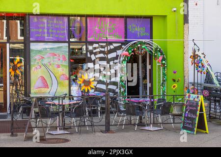 Knoxville, Tennessee, USA - 25. März 2023: Farbenfrohe Kulisse mit Sitzplätzen im Freien im Stadtzentrum. Stockfoto