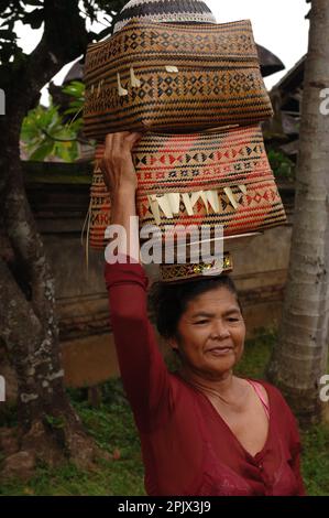 Menschen, die Opfer bringen und beten im Pura Beji Tempel in Sukawati, Bali. Stockfoto