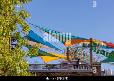 Knoxville, Tennessee, USA - 25. März 2023: Roof Top Restaurant mit farbenfrohem Schattentuch unter blauem Himmel. Stockfoto