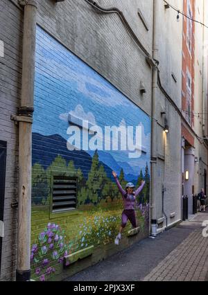 Knoxville, Tennessee, USA - 25. März 2023: Mural Alley, wo Menschen Fotos von ihnen machen und Fotos von einem sehr beliebten Ort machen lassen. Stockfoto