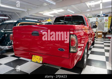 Detail der Sonderausgabe zum Jubiläum des roten 1998 Ford F-150 Pickup-Lkws Stockfoto