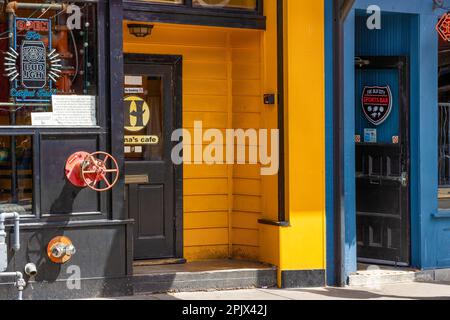 Knoxville, Tennessee, USA - 25. März 2023: Farbenfrohe Eintritte in zwei Bars in der Altstadt von Knoxville. Stockfoto