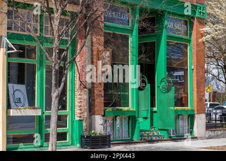 Knoxville, Tennessee, USA - 25. März 2023: Facade of a Salon Spa in Old City Downtown Knoxville. Stockfoto