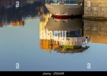 Ein Teil des Schiffs spiegelt sich im Morgenwasser wieder Stockfoto