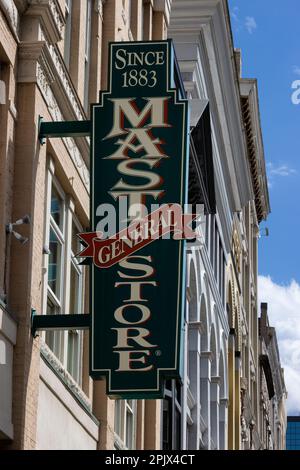 Knoxville, Tennessee, USA - 25. März 2023: Melden Sie sich in Old City Knoxville an und geben Sie das Datum an, an dem der Mast General Store seine Tätigkeit aufgenommen hat. Stockfoto