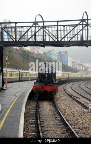 „Lydham Manor“ (läuft als Klassenpionier 7800 „Torquay Manor“) an der Kingswear Station. Stockfoto