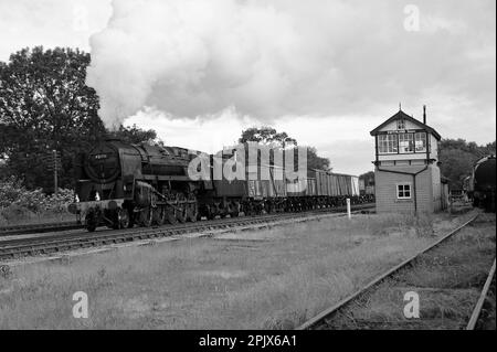 '92212' läuft als '92178' bei swithland Sidings mit einer Mischware. Stockfoto