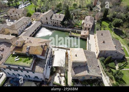 Luftbilddokumentation des alten Dorfes Bagno Vignoni in der Toskana (Italien) Stockfoto