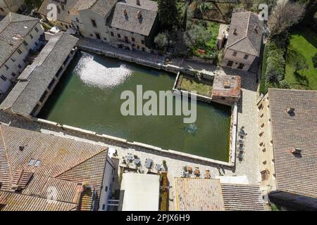 Luftbilddokumentation des alten Dorfes Bagno Vignoni in der Toskana (Italien) Stockfoto