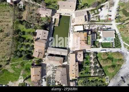 Luftbilddokumentation des alten Dorfes Bagno Vignoni in der Toskana (Italien) Stockfoto