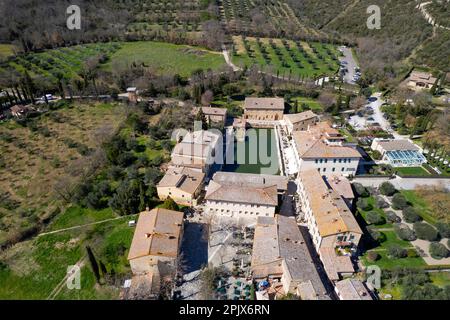 Luftbilddokumentation des alten Dorfes Bagno Vignoni in der Toskana (Italien) Stockfoto