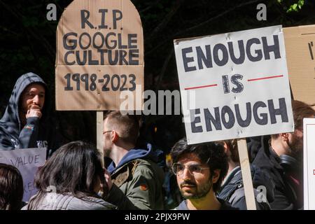 London, Großbritannien. 4. April 2023. Mitarbeiter von Google demonstrieren zusammen mit Gewerkschaftsmitgliedern. Sie sind unglücklich darüber, dass Google Arbeitsplätze abschneidet, Gewerkschaften auflöst und die Löhne schlecht sind. Kredit: Mark Thomas/Alamy Live News Stockfoto