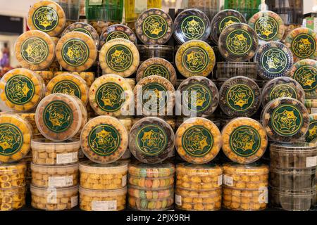 Kuala Lumpur, Malaysia - April 3,2023 : verschiedene traditionelle Kekse, die im Einkaufszentrum während der Feier des Eid Mubarak (Hari Raya) verkauft werden Stockfoto