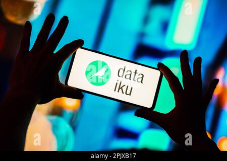 Brasilien. 03. April 2023. In dieser Abbildung wird das Dataiku-Logo auf einem Smartphone-Bildschirm angezeigt. Kredit: SOPA Images Limited/Alamy Live News Stockfoto