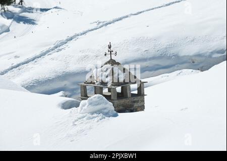 Winterausflug im Schnee mit einem dreijährigen Kind, um in der Gran Paradiso Gruppe Chamois zu entdecken. Val di Cogne, Aosta-Tal, Italien Stockfoto