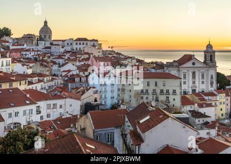 Alfama Altstadt bei Sonnenaufgang vom Miradouro das Portas do Sol Aussichtspunkt in Lissabon, Portugal Stockfoto