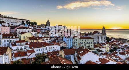 Alfama Altstadt bei Sonnenaufgang vom Miradouro das Portas do Sol Aussichtspunkt in Lissabon, Portugal Stockfoto