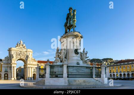 Statue von König José I und Arco da Rua Augusta auf dem Pracala do Comércio (Handelsplatz), Lissabon, Portugal Stockfoto