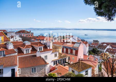 Blick auf den Tejo über die Dächer von Lissabon, Portugal. Lissabon Stockfoto