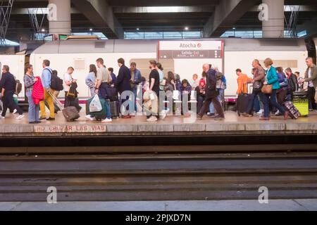 Ein Blick auf Pendler, die den Bahnsteig eines bahnhofs in cercanias in Madrid entlang laufen. Stockfoto