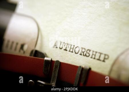 Autorenwort mit Schreibmaschine geschrieben. Stockfoto