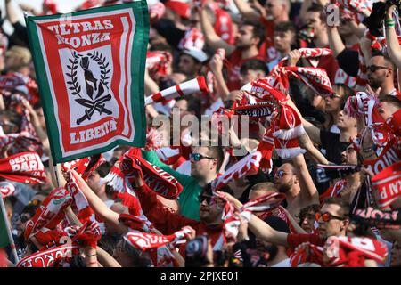 Monza, Italien, 2. April 2023. AC Monza-Fans beim Spiel der Serie A im Stadio Brianteo, Monza. Der Bildausdruck sollte lauten: Jonathan Moscrop/Sportimage Stockfoto