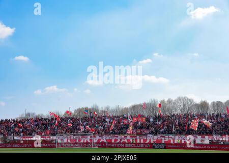 Monza, Italien, 2. April 2023. AC Monza-Fans beim Spiel der Serie A im Stadio Brianteo, Monza. Der Bildausdruck sollte lauten: Jonathan Moscrop/Sportimage Stockfoto